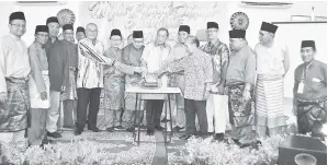  ??  ?? LEO (lapan kiri) bersama tetamu memotong kek simbolik perasmian Majlis RamahTamah Aidilfitri Persatuan Melanau Miri di Miri semalam.