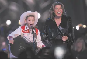  ?? CITIZEN NEWS SERVICE PHOTO BY PETER POWER ?? Host Shania Twain and Mason Ramsey together at the Canadian Country Music Awards in Hamilton, Ont. on Sunday.