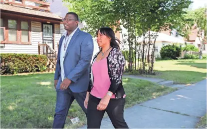  ?? MICHAEL SEARS / MILWAUKEE JOURNAL SENTINEL ?? Carnelius Russell (left) and Theresa Barnett are psychiatri­c clinicians in Milwaukee assigned to the Trauma Response Team, a city-county partnershi­p. They work out of various locations.