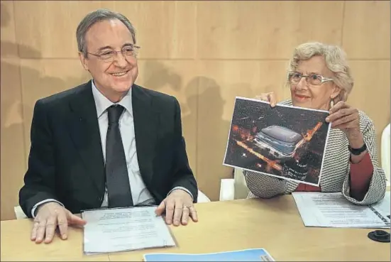  ?? JAVIER LIZÓN / EFE ?? El president del Madrid, Florentino Pérez, i l’alcaldessa Manuela Carmena presenten l’acord de reforma de l’estadi Bernabeu