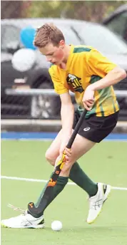  ?? ?? Gulls’ Isaac Graziotin takes possession in the under 15s grand final.
Action shots by AMANDA EMARY.