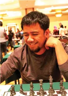  ?? MARLON BERNARDINO ?? DAVAO PRIDE. Internatio­nal master (IM) Oliver Dimakiling of Davao City added a feather on his cap by winning the Melaka Internatio­nal Chess Festival 2018 Category Open Tournament title at the Grand Ballroom, Freeport A Famosa Outlet in Alor Gajah,...