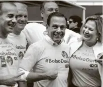  ?? Marcus Leoni - 28.out.2018/folhapress ?? Vestido com slogan Bolsodoria, João Doria (PSDB) com Joice Hasselmann (PSL)