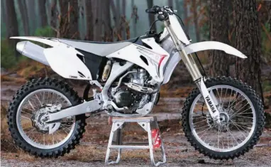  ??  ?? En 2008, la 450 Yam est l’avant-dernière version à carburateu­r. Un cadre aluminium qui vieillit bien, un moteur fiable, cette YZ-F est un modèle éprouvé.