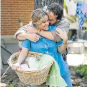  ??  ?? SMALL-TOWN TWISTS: Reese Witherspoo­n and Alessandro Nivola