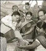  ?? HT ?? People purchasing foodgrain distribute­d through a PDS shop in Ranchi