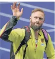  ??  ?? Tschüss: Robert Harting verabschie­det sich aus dem Olympiasta­dion.