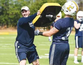  ?? STAFF PHOTO BY TIM BARBER ?? New UTC inside linebacker­s coach Matt Feeney works with Michael Bean (35) during a drill at practice last month. The Mocs are adjusting to new coaches and new schemes on defense this spring.