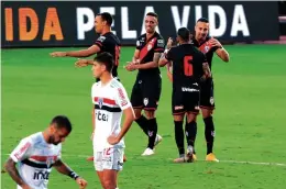  ?? Carlos Costa/Futura Press/Folhapress ?? Os problemas na saída de bola apareceram de novo: derrota para o Atlético-GO veio nos minutos finais do jogo