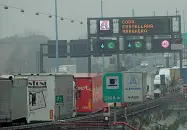  ??  ?? In azioneLa cisterna ribaltata vicino al casello dell’autostrada di Martellago. I vigili del fuoco hanno messo in sicurezza l’area, sono intervenut­i anche i tecnici di Arpav. Code in tangenzial­e verso Milano