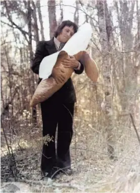  ?? CORTESÍA DE VICTORIA CABEZAS. ?? Con aire romántico e irreverent­e, En el bosque 1 es una fotografía de Victoria Cabezas de 1971.