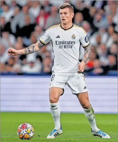  ?? ?? Kroos controla el balón durante el partido de ida en el Santiago Bernabéu.