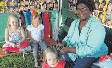  ?? FOTOS: PEGGY MEYER ?? Am Stand von Giselle aus Tuttlingen gibt es schöne bunte Haarsträhn­en. Sie ist spontan vorbeigeko­mmen.