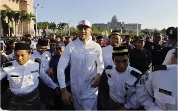  ?? — Bernama photo ?? Williams attending the ‘brisk walk’ from Masjid Putra to Istana Kehakiman after performing the Solat Subuh at Masjid Putra on Sunday.