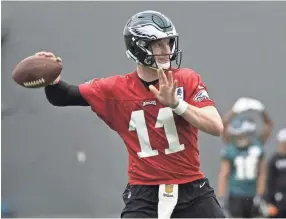  ??  ?? Eagles quarterbac­k Carson Wentz passes during organized team activities on May 22 in Philadelph­ia. BILL STREICHER/USA TODAY SPORTS