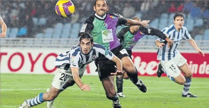  ?? FOTO: PABLO GÓMEZ ?? Carlos Martínez cabecea ante el Málaga para hacer su primer gol como jugador de la Real Sociedad. Era la temporada 07/08, su primera temporada en el primer equipo