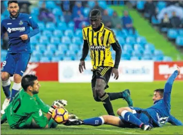  ??  ?? SEÑALADO. Bagnack cometió una imprudenci­a frente al Getafe, que el árbitro convirtió en penalti.