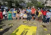  ?? (Photo Cyril Dodergny) ?? Des membres d’Amnesty internatio­nal à la frontière franco-italienne le  juin.