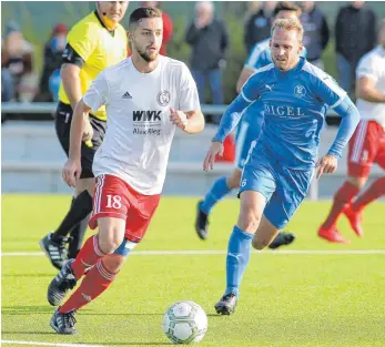  ?? FOTO: JOSEF KOPF ?? Okan Housein (links) spielt mit dem FC Wangen gegen Hollenbach.