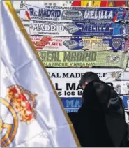  ??  ?? DOS PARTIDOS EN UNO. Un puesto del Bernabéu, ayer, con bufandas del Madrid-Melilla y River-Boca.