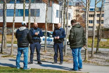  ?? Foto: Klaus Rainer Krieger ?? Der Ordnungsdi­enst der Stadt Augsburg ist nach wie vor unterwegs, um zu kontrollie­ren, ob die Corona-Auflagen eingehalte­n werden.