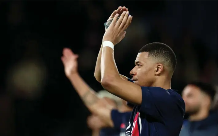  ?? ?? ► El delantero Kylian Mbappé renunció a una prima de fidelidad de 120 millones de euros que le correspond­erían en caso de continuar con los parisinos.