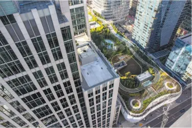  ?? Photos by Santiago Mejia / The Chronicle ?? The Transbay Transit Center’s rooftop park attracted crowds before the discovery of cracked girders.