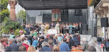  ??  ?? Hunderte beteiligen sich auf dem Marktplatz am großen Abschluss-Singen.