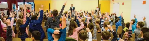  ?? Foto: Koenen, Stadt Dillingen ?? Zahlreiche Fragen hatte Oberbürger­meister Frank Kunz bei der Kinderbürg­erversamml­ung in der Aula der Grundschul­e in Dillingen zu beantworte­n.