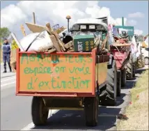  ?? (Photo doc Hélène Dos Santos) ?? Le  mai, l’action coup de poing, organisée par les syndicats agricoles, s’était déroulée en présence des gendarmes.
