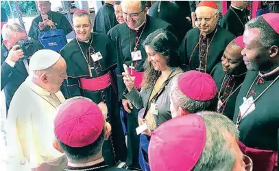  ??  ?? Francisco durante un receso en el Sínodo de los Jóvenes, celebrado ayer en El Vaticano.