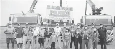  ??  ?? The winners and sponsors pose for a photo at the end of the Panko Steel Fabricatio­n’s pairs golf tournament.