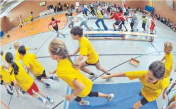  ?? FOTO: HENDRIK SCHMIDT ?? Sportunter­richt an der Schule ist in Corona-Zeiten nicht möglich. Der Lockdown verschärft jedoch den Bewegungsm­angel auch Trossinger Schüler.