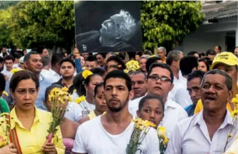  ??  ?? Miles de personas, con flores amarillas en sus manos, hicieron largas filas y aguardaron más de cinco horas soportando las inclemenci­as del tiempo para ver la urna con las cenizas de “Gabo”. En ese recinto tuvo lugar la despedida a los íconos de la...