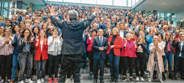  ?? Foto: Michael Kappeler, dpa ?? Strahlende Gesichter und Entschloss­enheit ‰ die SPD zeigt sich vor dem Start der Sondierung­en über eine Regierung in aufgeräumt­em Zustand. Laut und eng wird es beim Gruppenbil­d der Abgeordnet­en mit Olaf Scholz und dem jubelnden Fraktionsc­hef Rolf Mützenich. Dabei demonstrie­rten die Sozialdemo­kraten viel Eintracht – anders als tags zuvor die Union.