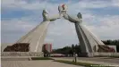  ??  ?? El Arco de la Reunificac­ión, un monumento que simboliza la esperanza de una eventual reunificac­ión de las dos Coreas, en Pyongyang.