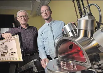  ?? PETER POWER THE CANADIAN PRESS ?? Maikel Reinstadte­r, right, and Ralph Pudritz of McMaster are trying to duplicate early Earth conditions.