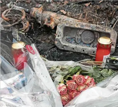  ?? Foto: Alain Piron/LW-Archiv ?? Bekannte der verstorben­en Ana Lopes hatten in den Tagen nach dem Fund der Leiche am Tatort bei Roussy-le-Village Blumen niedergele­gt.