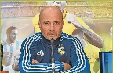  ??  ?? PENSANDO. El entrenador del equipo nacional mostró algunas de sus intencione­s en Australia.