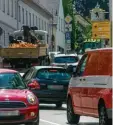  ?? Archivfoto: Benedikt Siegert ?? Die tägliche Blechlawin­e: Der Gemeinde rat diskutiert über die Situation im Zus marshauser Zentrum, durch das sich Tausende Autos und Lastwagen schlän geln.
