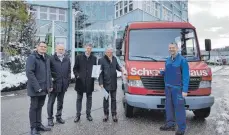  ?? FOTO: PRIVAT ?? Der Kfz-Werkstattl­eiter Bernhard Raach (rechts) überreicht den Fahrzeugsc­hlüssel für den geschenkte­n Sprinter, der trotz seines Alters tipptopp gepflegt ist.