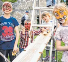  ?? FOTO: PRESSEFOTO ?? Der kleine Burghof wird zum Eldorado für den Festivalna­chwuchs, nicht nur wenn das Spielmobil kommt.