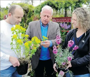  ?? LES BAZSO/ PNG ?? Mike and Shannon Jijian talk with Sun gardening columnist Steve Whysall during their shopping spree at Cedar Rim Nursery in Langley. They picked out a few trees, shrubs and lowmainten­ance perennials for their redesigned yard.