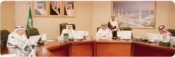  ??  ?? األمير خالد الفيصل مترئسا اجتماع هيئة تطوير المنطقة.