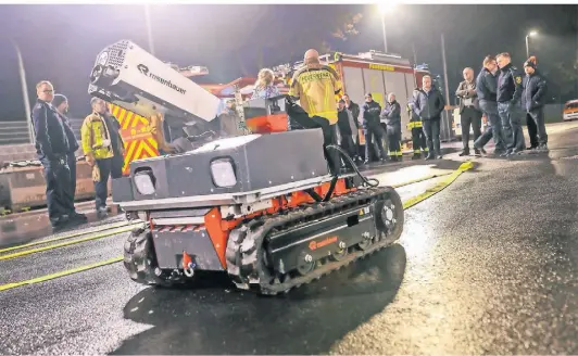  ?? FOTOS (2): G. SALZBURG ?? Auf großes Interesse stieß der RTE Robot bei der Vorführung bei Mitglieder­n des Feuerschut­zausschuss­es. Mehrere Hersteller haben Roboter für FeuerwehrZ­wecke im Angebot.