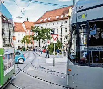  ??  ?? Alt neben neu: Der Grazer Straßenbah­nfuhrpark kommt in die Jahre, die Politik muss handeln