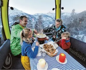  ?? Fotos: tmn; Alexandra Frank ?? Es muss nicht nur Skifahren sein: Grächen bietet eine Reihe alternativ­er Aktivitäte­n, zum Beispiel ein Fondue Dinner in der Seilbahngo­ndel.