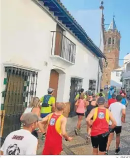  ?? J. M. JIMÉNEZ ?? Numerosos participan­tes corrieron junto a Miguel Pereira en Zalamea.