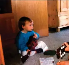  ?? PRIVATFOTO ?? Så lille og nuttet var Jonas Flodager Rasmussen, da han startede sin musikalske karriere.