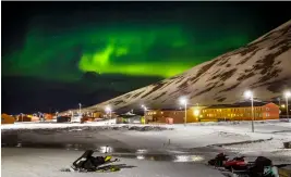  ??  ?? VACKER VY Norrskensj­ägarna i ”Vetenskape­ns värld” åker bland annat till Svalbard där ljusfenome­net är vanligt.